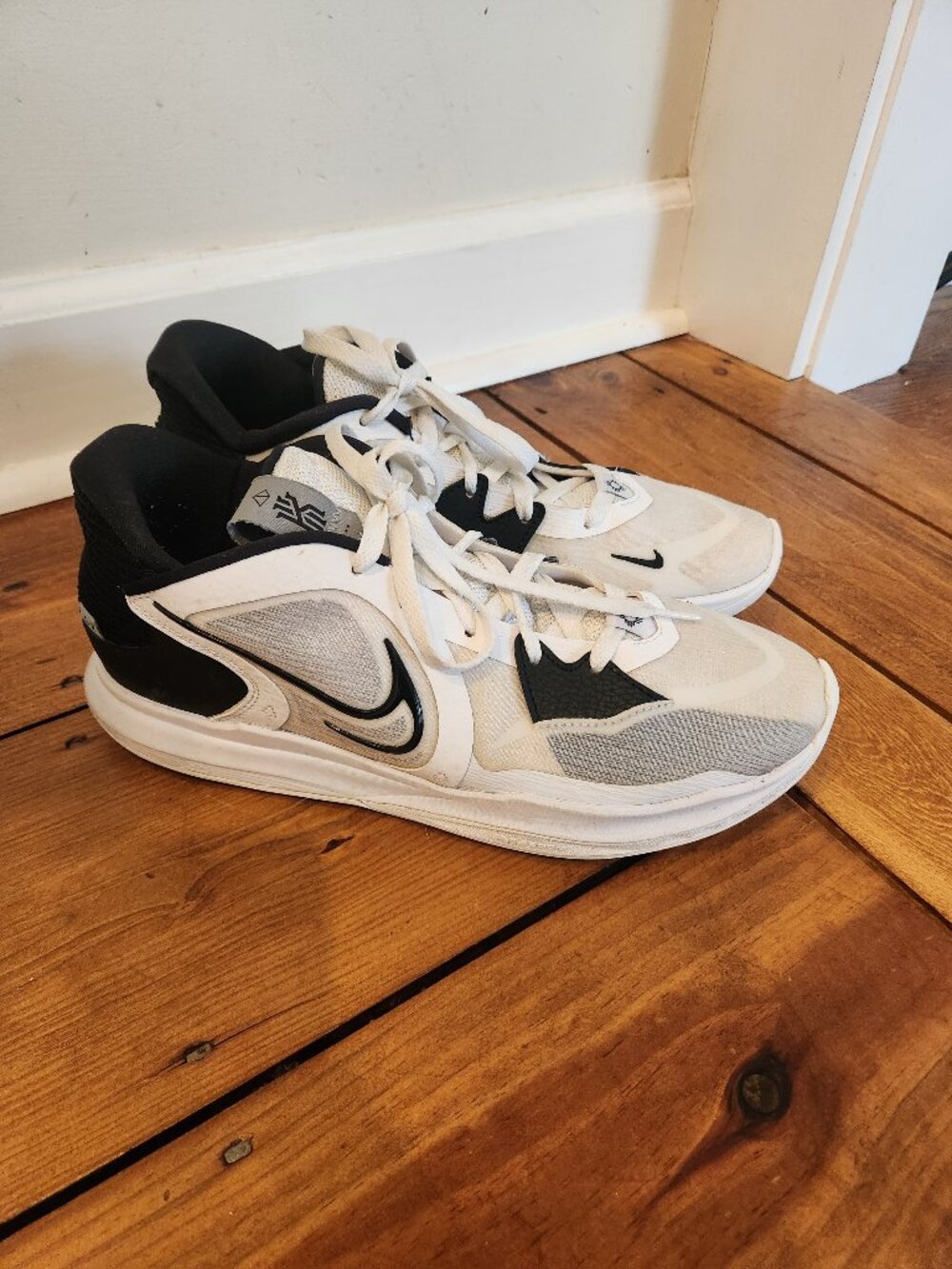 Nike Men's Kyrie Low Sneaker